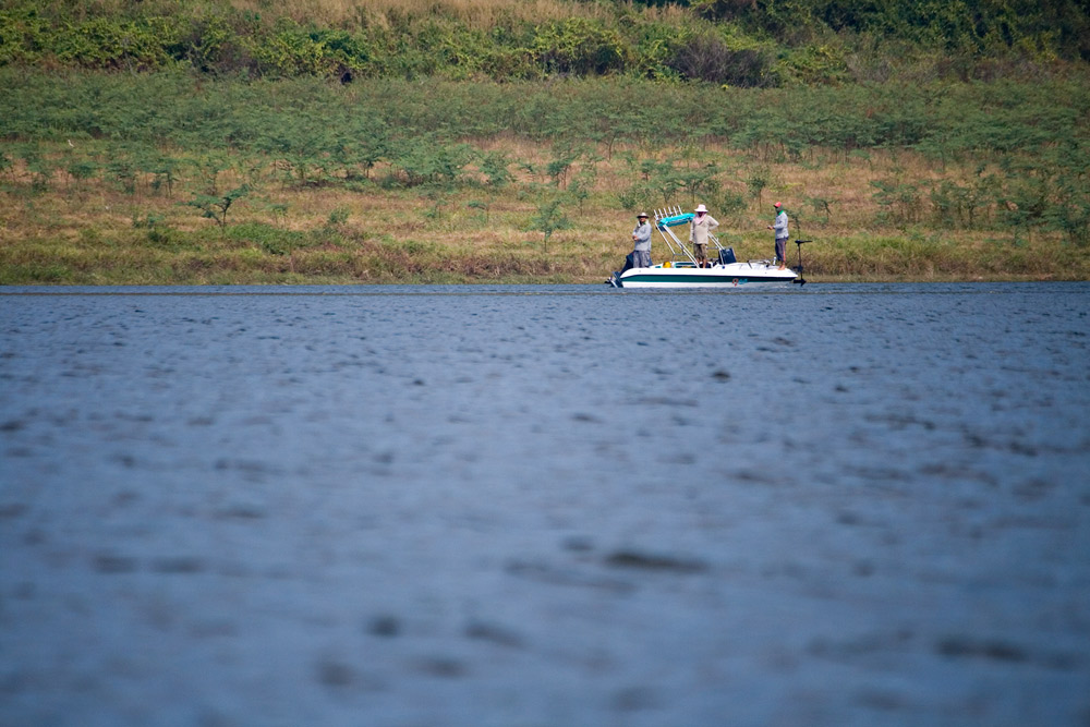 นั่งเรือผ่านเพื่อนร่วมเขื่อนครับ....