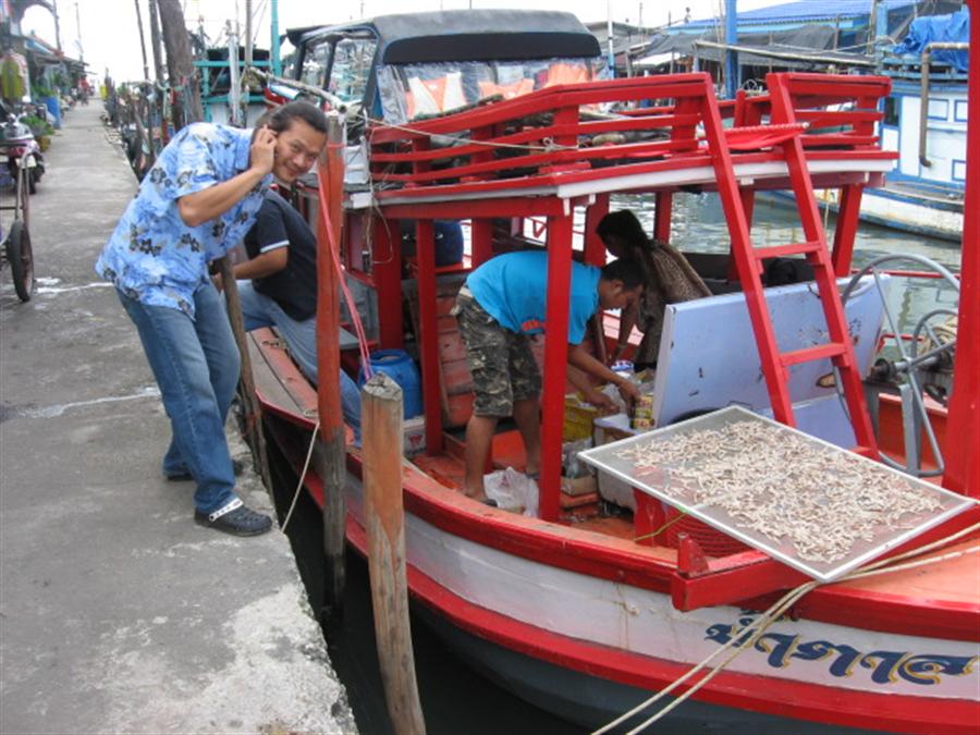 น้าเป้เตรียมลงเรือน้ำตาล  เอาปลาตา