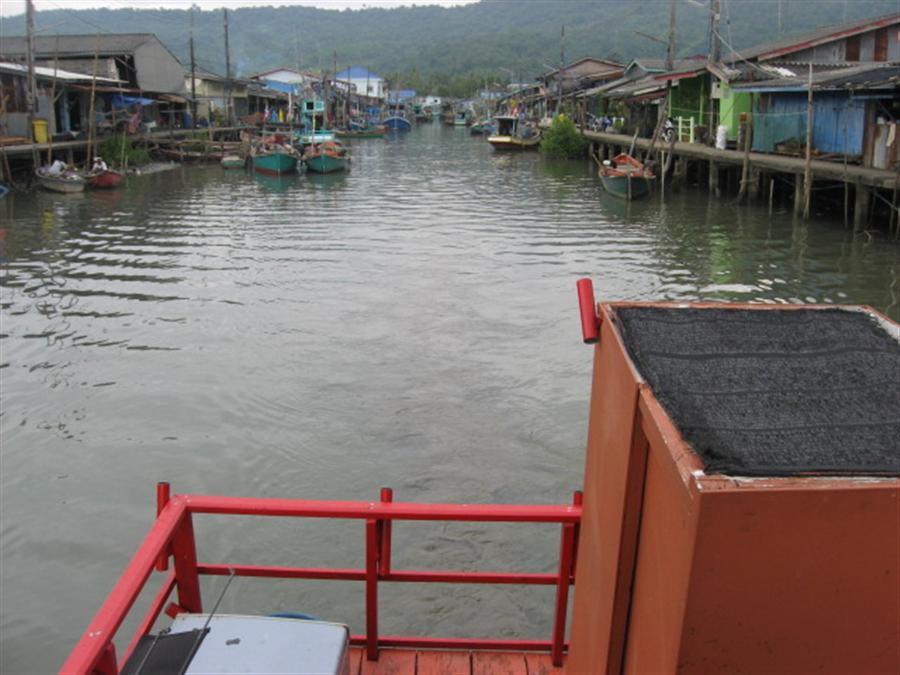 เรือออกจากหมู่บ้านคลองจาก บ้านชาวป