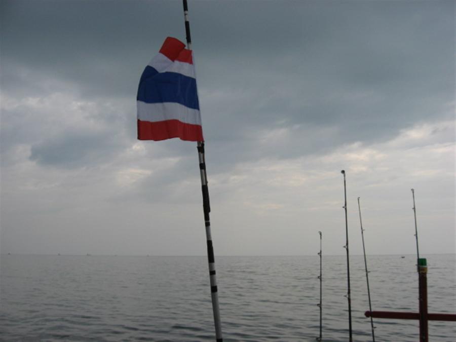 เรือสัญชาติไทยปักธงชาติไทย    