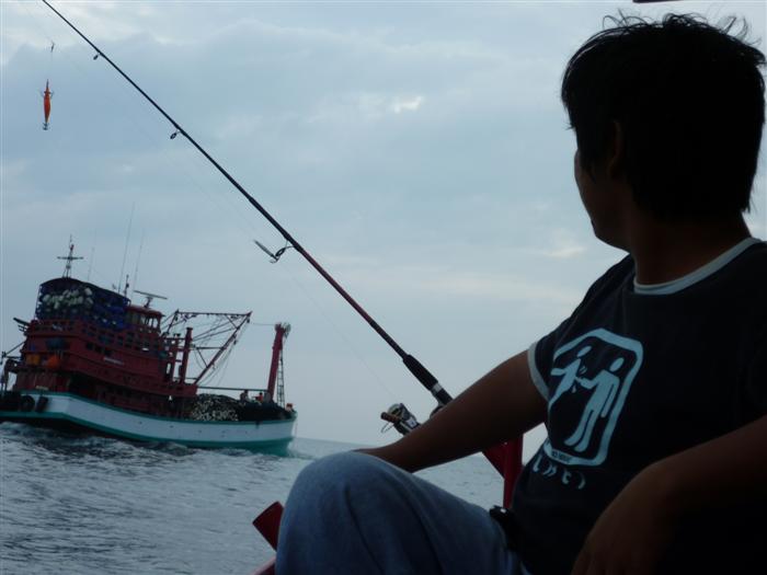แม้วิงเฉียดเรือเราไม่แกรงใจกันเลย