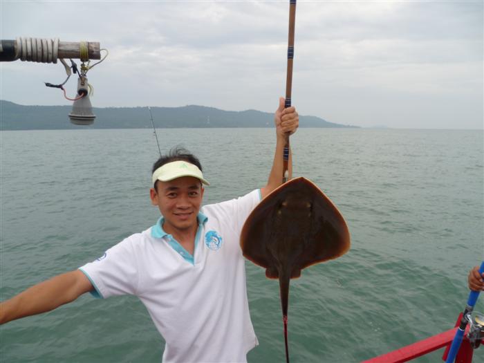 ปลาเวียนครับ  ด้านหลังเป็นชายแดยเขมร สุดแหลมส่วนหนึ่งเป็นของประเทศเพื่อนบ้าน ด่านหาดเล็ก