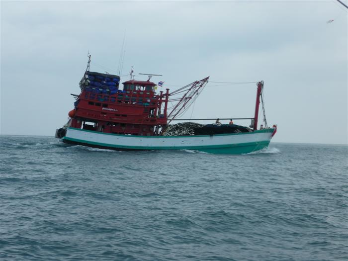 เรืออวนวิ่งแซงเราอย่างเร็ว  พักเดี
