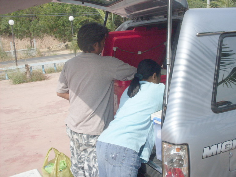 
2 สามี ภรรยา  ช่วยกันขนอาหารลงจากรถ  

ขอบอกครับ  เจ๊เเกสุดยอดครับ

แวะซื้อเสบียง ตลอดการเดินท
