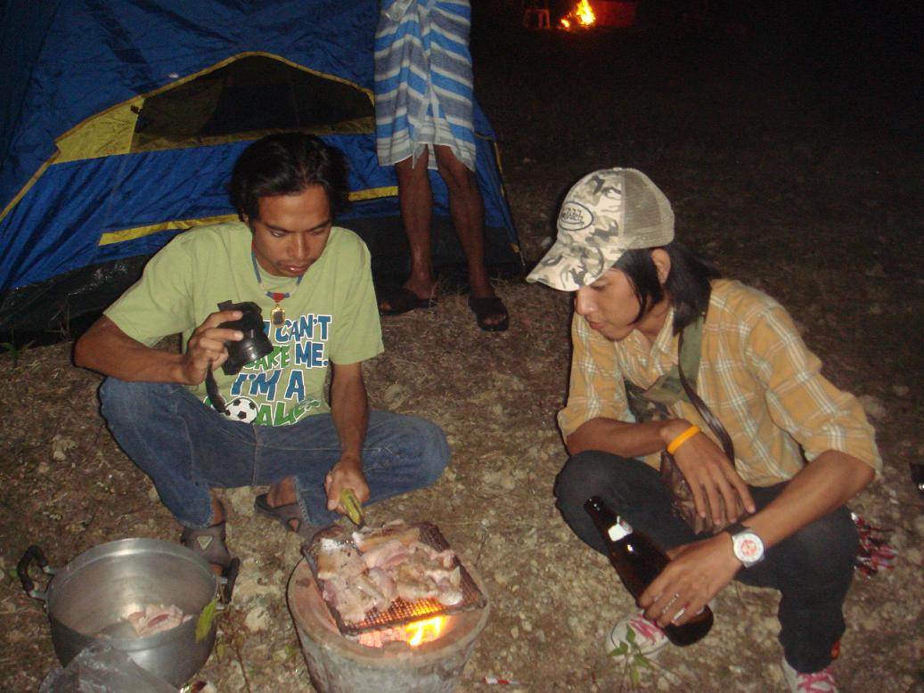 บรรยากาศเริ่มมืดครับ มากินหมูย่างกำแพงกันครับ :umh:
