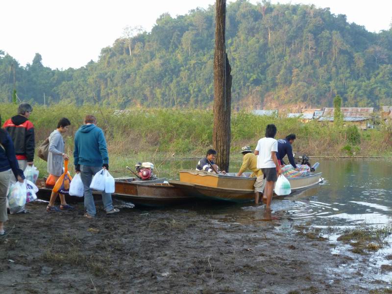 เอ้าให้ใวครับเรือจะออกแล้ว คนก็อยา
