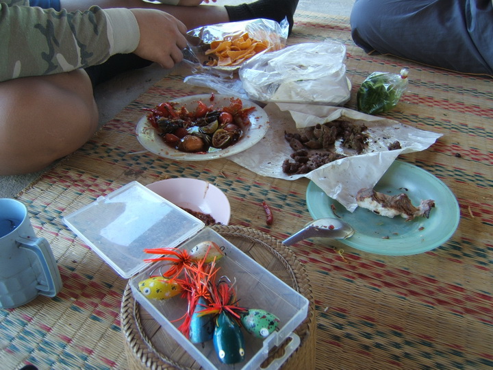 มื้อ เที่ยง  แบบ ง่ายๆๆๆคับ  มากัน แค่ 3 คน เอง  

พร้อม อาวุธ  ของ น้า สมภาร

 :laughing: :laug