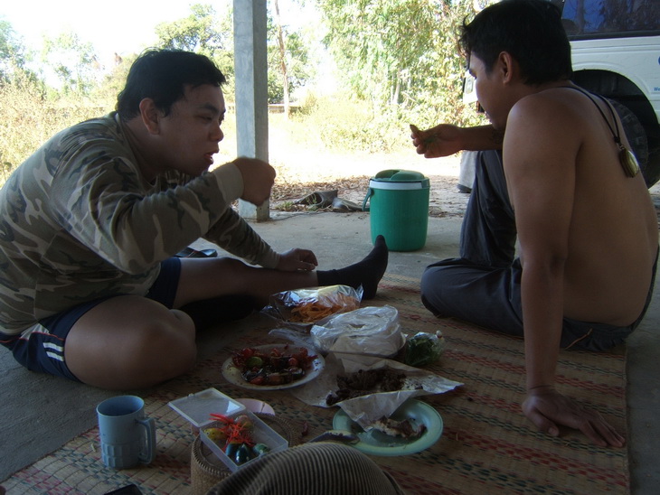 น้าสมภาร  กับ น้า สังกะลี    คุยกัน ว่า ตอนเย็น เรา จะ ทาม รัย กิน กัน  ดี

สง สัย ต้อง เป็น ปลา เ