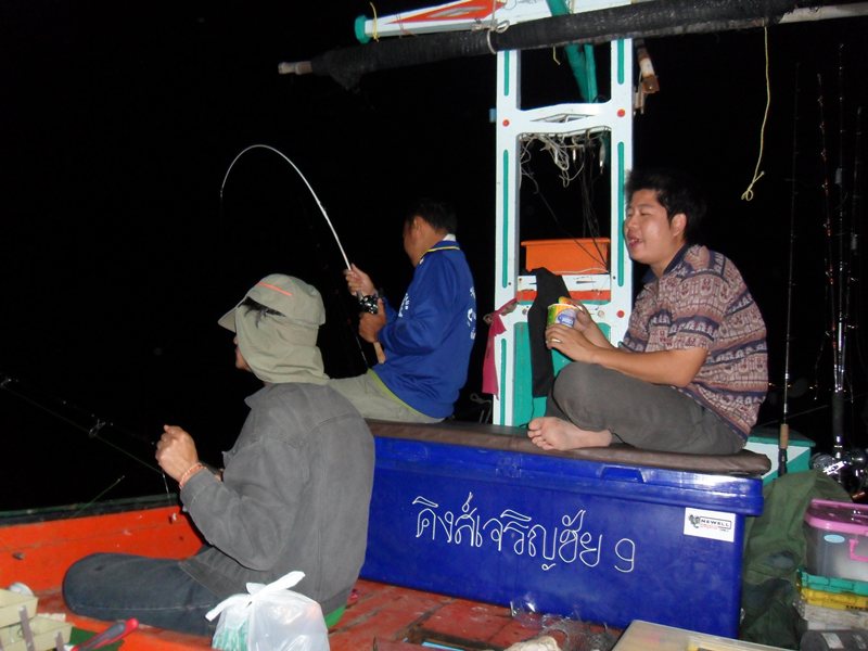 เรานั้งอยู่ในเรือ นั้งกินเบียร์ กิ
