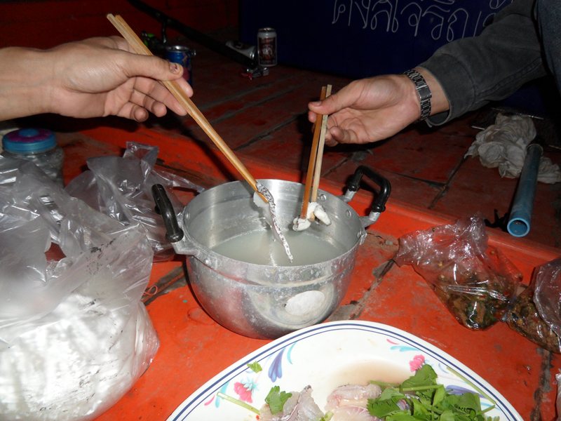 ทั้ง ลวก ทั้ง ดิบ  ทั้ง ต้มยำ    เห็นเเล
