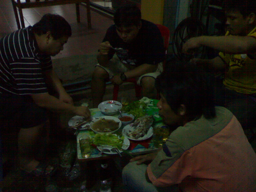 

น้า  สมภาร คงจะ อร่อย มากคับ วันนั้น

.........กินเป็น กิน
ผัก หมดไป 2-3 สวนคับ :laughing: :l