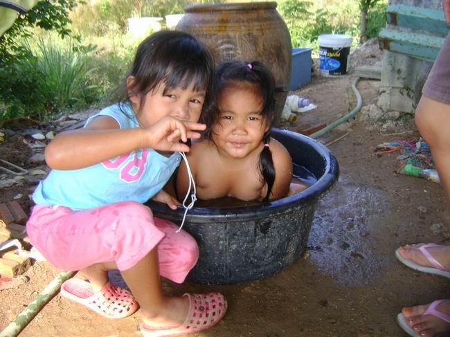 ระหว่างรอ  สาวๆอาบน้ำ