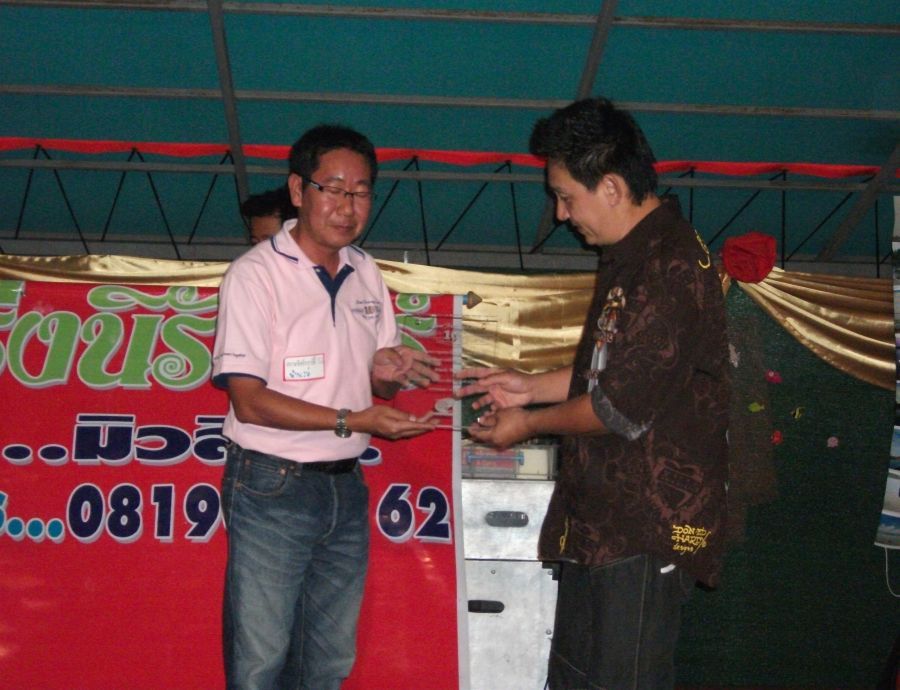 ฉับ..................ตัดมาตอนมอบของขวัญ.......... :love: :