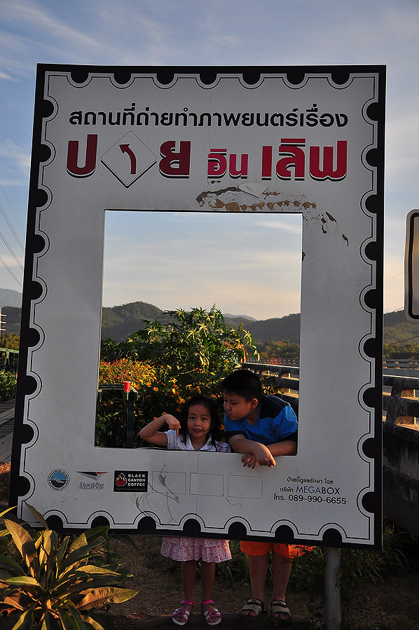 ข้ามถนนมาถ่ายรุปฝั่งสะพานดีกว่า :grin: