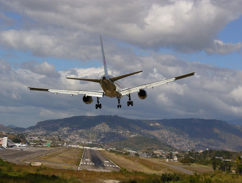 อันดับ 7. สนามบินนานาชาติ TONCONTIN ใน TEGUCIGALPA ประเทศฮอนดูรัส

สนามบินแห่ง นี้มีรันเวย์ยาวเพีย