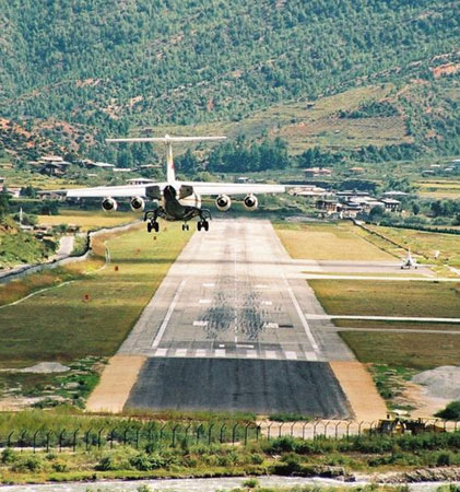 และ อันดับ 1 ก็คือ สนามบิน PARO ที่ประเทศภูฎาน

หมู่บ้าน Paro ถูกโอบล้อมด้วยยอดเขาหิมาลายันที่มีคว