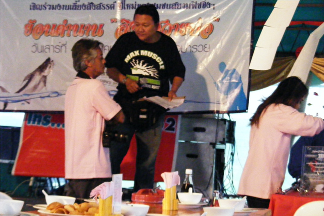    น้านวล น้าหรั่ง พร้อมแล้วที่จะประกาศผลการแข่งขัน   :cheer: :cheer: :cheer: