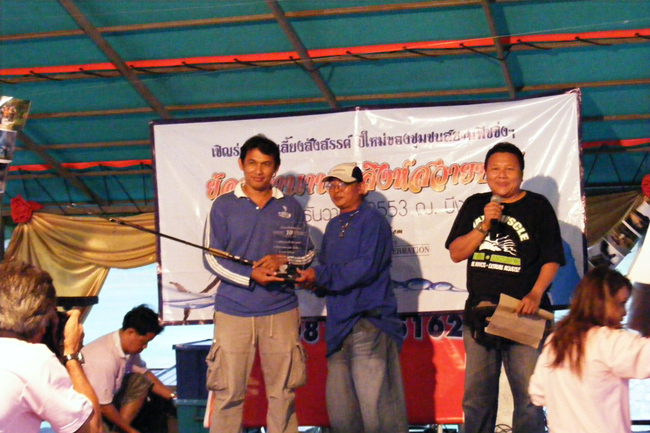   เจอโดยไม่ต้องหาไกลครับ อยู่บนโต๊ะแค่มองป้ายไม่เจอ :grin: :grin: