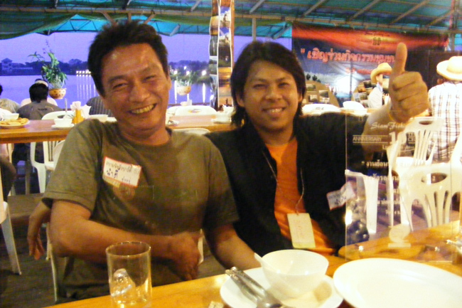   น้าต้นเจอกันครั้งแรกเช่นกัน นั่งข้างน้าตี๋แล้ว รู้เลยครับ ใครเกาหลี...ใครพม่า... :laughing: :laugh