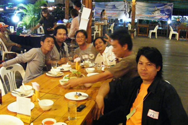   โต๊ะผมครับ   ผม น้าจักษ์ น้าตู่ น้า sodamixer  น้าตี๋ น้าต้น  :grin: :grin: :grin: