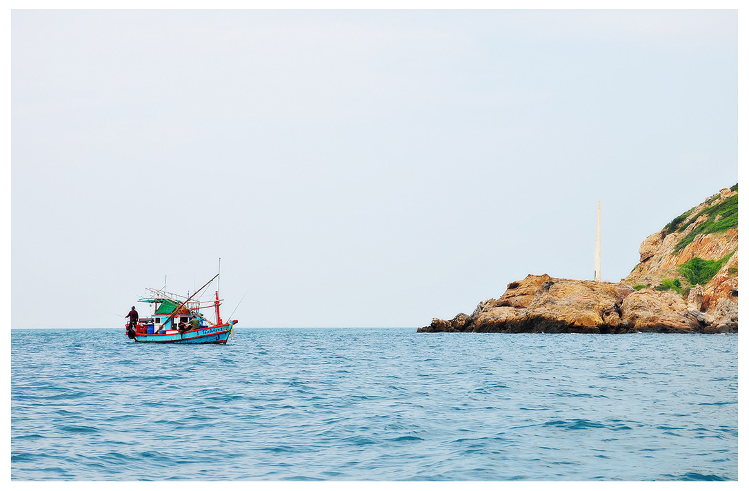 ที่แหลมหรั่งมีเรือนำตกปลามาเข้าไล