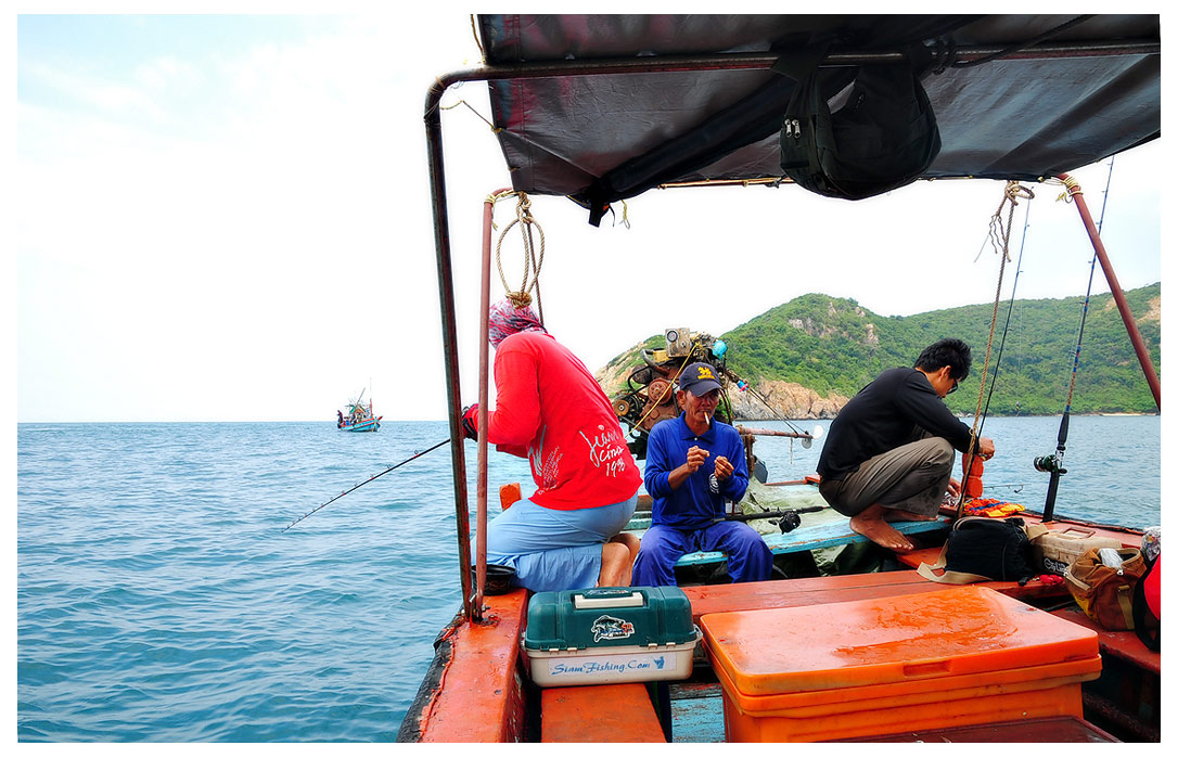 ท้ายเรือก็เริ่มส่งสายลอยทุ่นกันอย