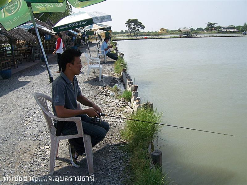 เฮียป๊อก บอก..ขอข้อยตีเล่นอยู่ในร่มนี่ก่อนเด้อ...มันฮ้อนหลาย