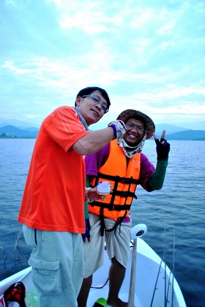 ตาอินบอก   หมั่นไส้ตาอยู่งะ    ขอสักปับได้ไหม  

 :laughing: :laughing: