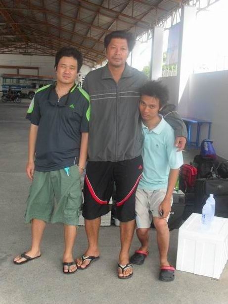 ถึงฝั่งแย้ว....จัดสักรูปกับ พ่อครัวใ