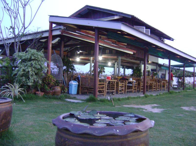 บรรยากาศยามเย็น  อยู่กันตรงนี้แหละ