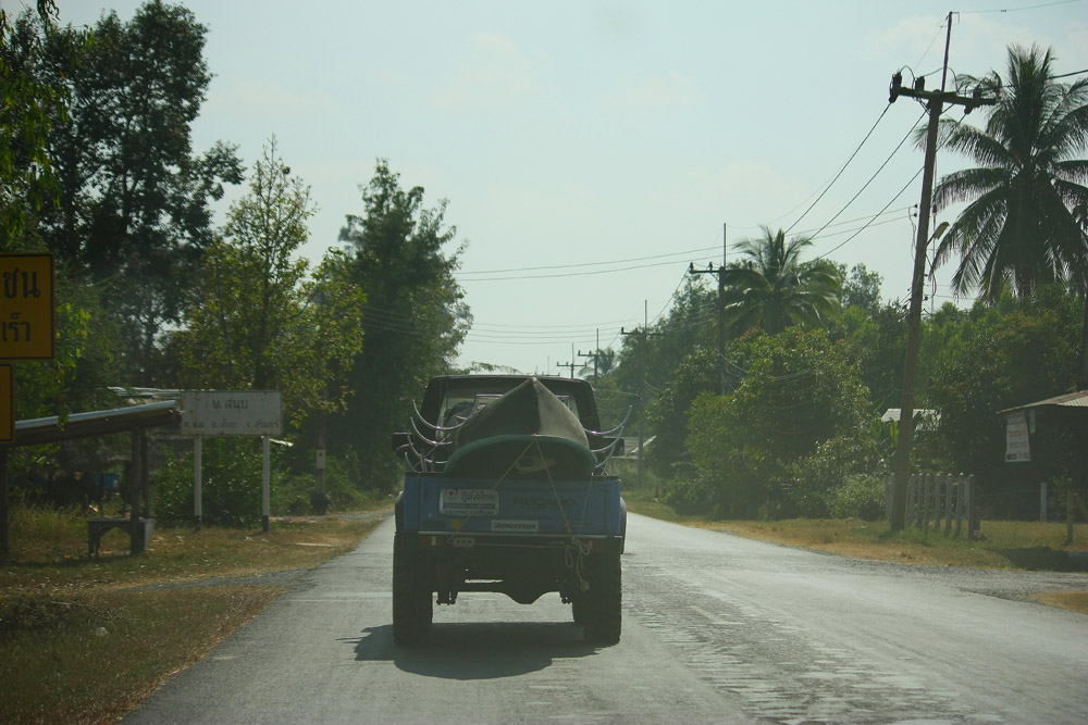 น้องป่านขับเจ้าแมงหวี่ บรรทุกเรือไฟเบอร์กับเรือยางครับ.. :cheer: