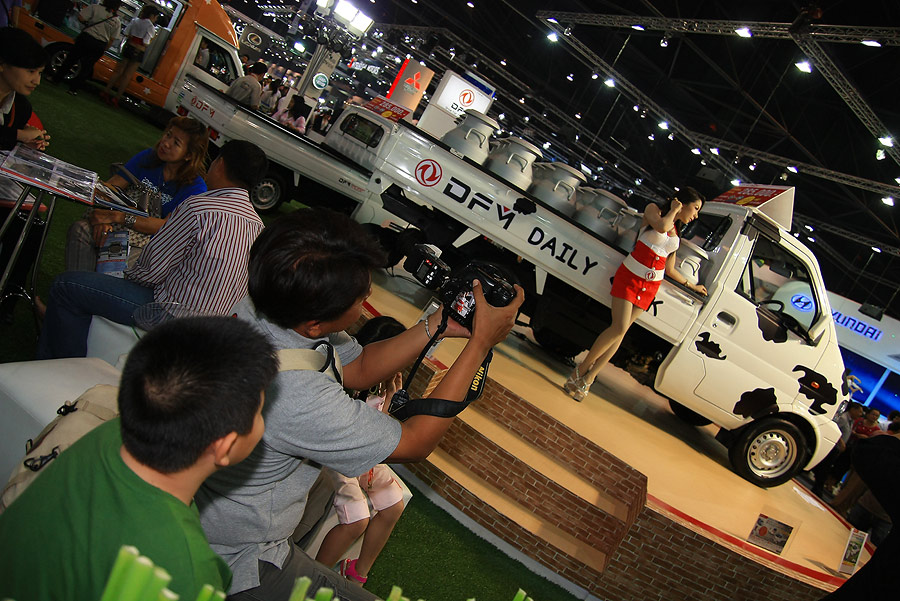 ป๊าดดดดดดดดดดดดดดดดดดดดดด....คนอื่น ๆ เค้าถ่ายรูป ตาโปรโม่ง เล่นถ่ายวีดีโอ...

กำจริงๆ กะเอาไปดู ก
