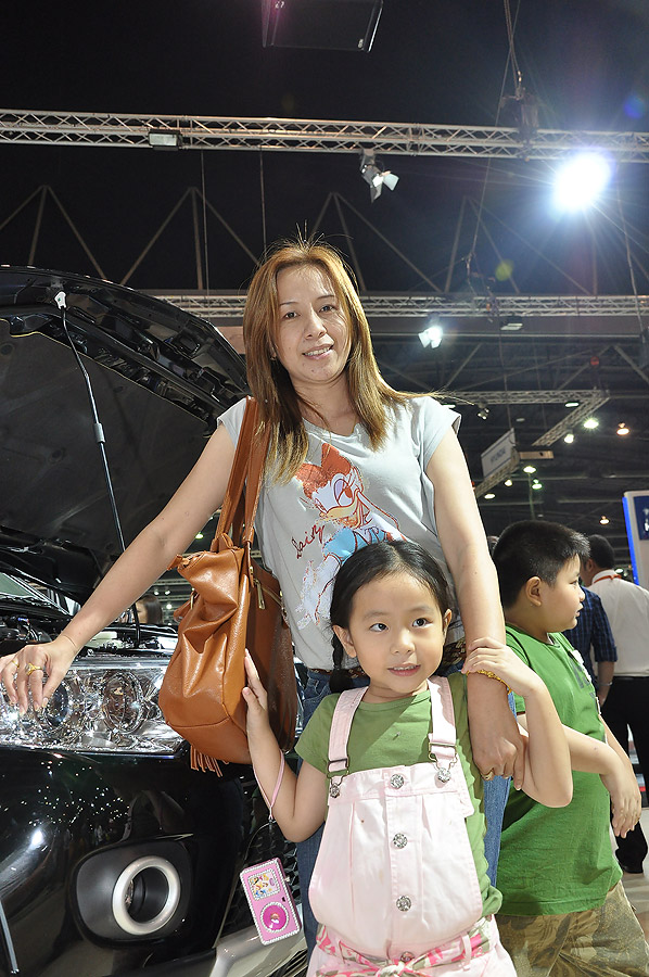 แหม.........ค่ายนี้ได้พริ้ตตี้มามีของแถมเป็นลิงอีกสองหนอด้วยเหรอเนี่ยยยยยยย :grin: :grin: :grin: