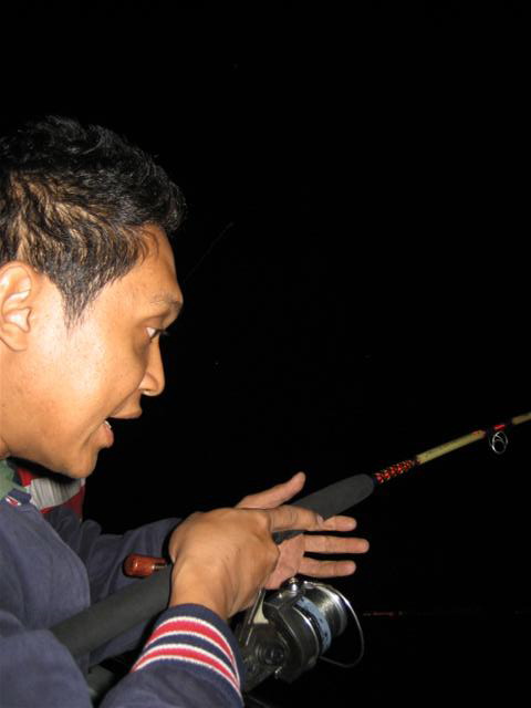 เนือ่งจากช่วง4ทุ่มลมเริ่มจัดขึ้น..ผมเลยขับเรือเข้ามาที่หินจุฬา..หมายตำนานเเห่งโฉมงามในอดีตคับ :laugh
