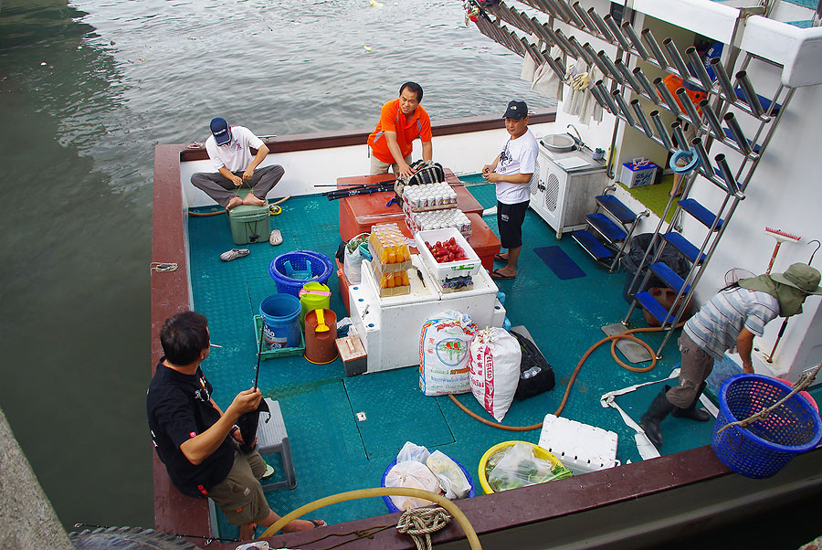  [b]พอขนข้าวขนของลงเรือเสร็จ โปรไทย(ทางด้านท้ายเรือ)ก็โชว์วิธีเข้าสายหน้าด้วยเครื่องมืออันทันสมัยที่