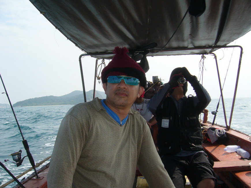 ทางด้าน ท้ายเรือก็เติมพลังกันไม่ขา