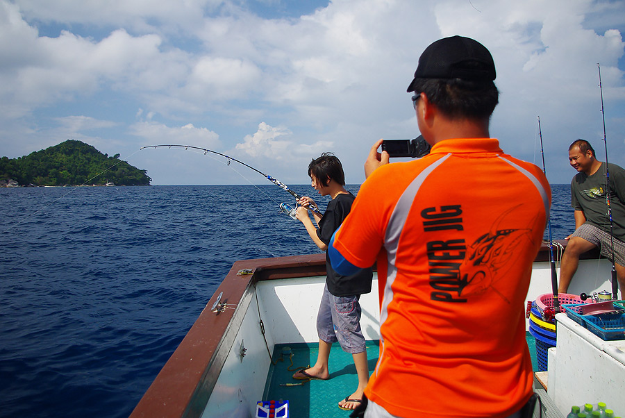  [b]ด้านท้ายเรือ น้องต้าเหว่ย ลูกชายสุดที่รักของเฮียเหอลองจิ๊กกิ้ง อัดปลา แต่ท่าทางจะผิดคิวนะ วิ่งออ