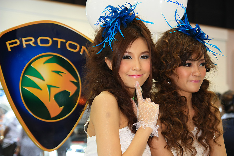  [q]โอ้ววววววว................เลือดออกจมูกแล้ววุ๊ย น้ามาด[/q]
ป๊าดดดดดดดด....ไปซับเลือดในห้องน้ำ ซั