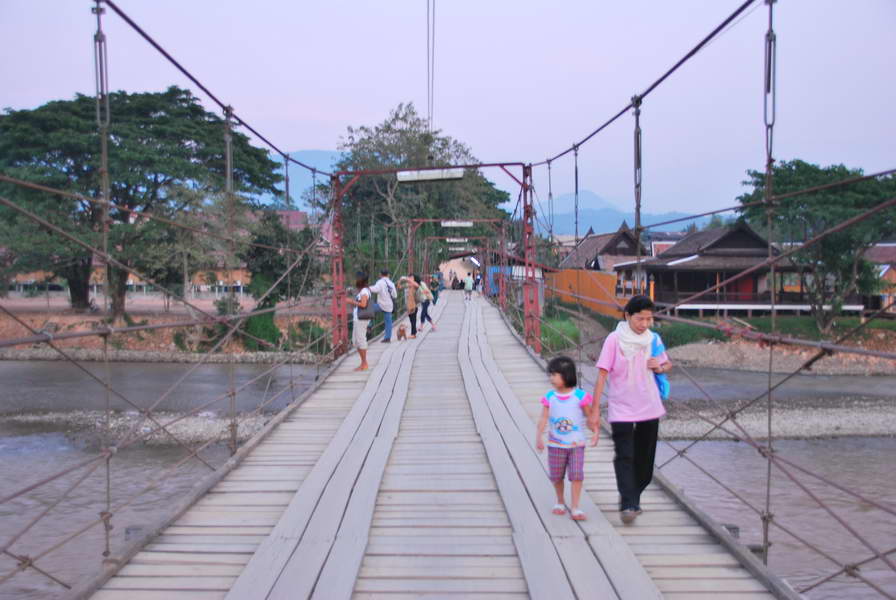 จอดถ่ายรูปตอนเย็นๆแล้วครับ :smile: :smile: :grin: