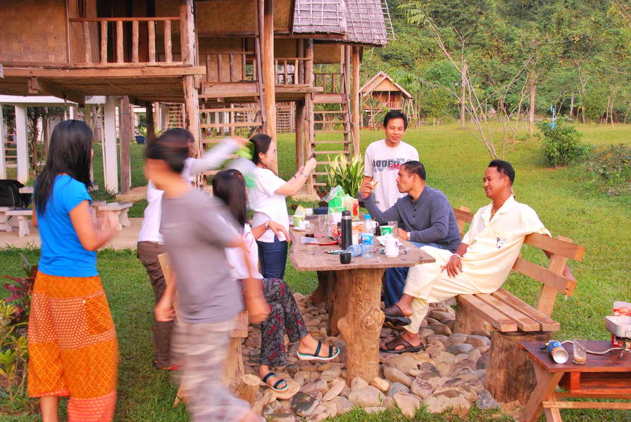 นั่งจิบชากาแฟยามเช้าก่อนเดินทางกันต่อไปครับ :cheer: :cheer: