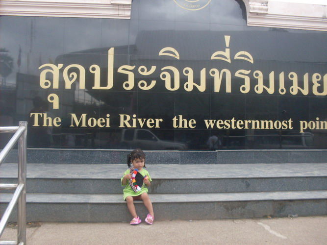 ด่านยังไม่เป็นครับ

เห็นพี่ๆเค้าบอกว่า  ฝั่งโน้นยังยิง  กันอยู่ 

ขอดูไกลๆละกันครับ  


แล้วก