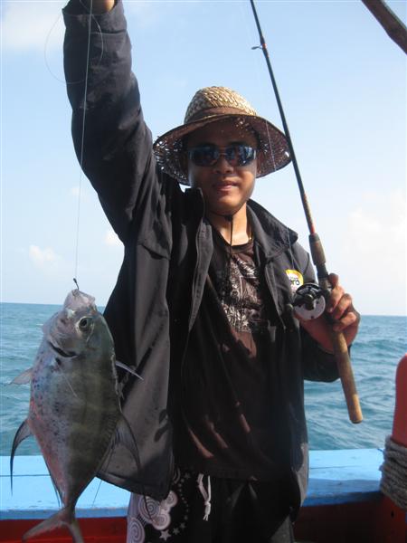 น้าอั้งยี่ก็ใช่น้อยหน้า คันShakespeare Ugly Stik 
รอกABU 6500 c3  ก็ทำงานฝีมือน้าอั้งยี่ ....  :lov