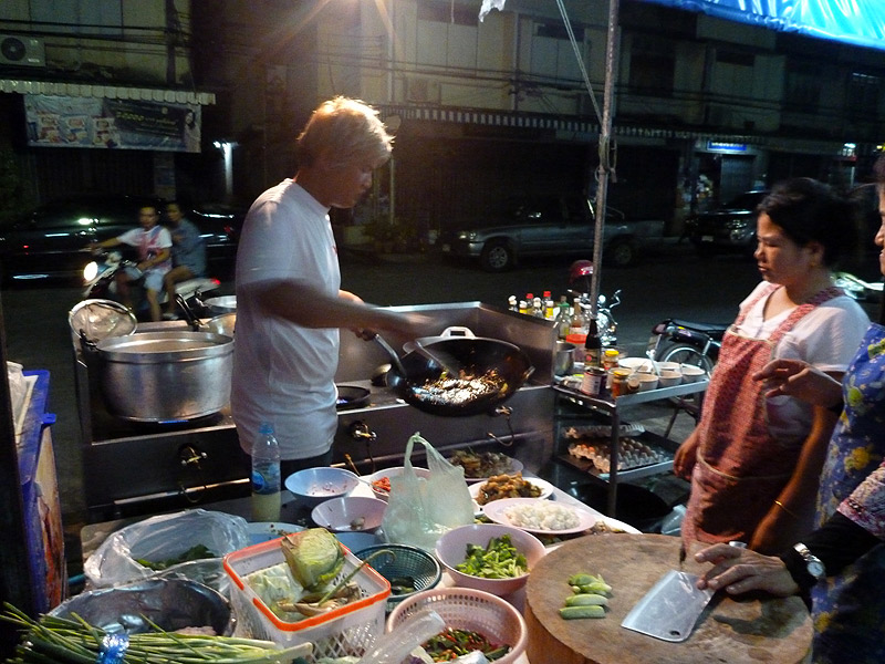 หัวหน้าสุดหล่อ กับข้าวที่เลี้ยงอร่