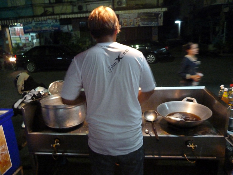สังเกตที่เสื้อหัวหน้าทีม  :cheer: