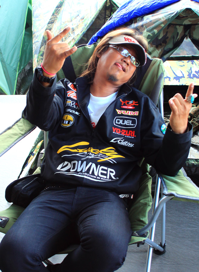 โผล่มาก็เจอเจ้าแม๊ก ก่อนเลย ( ดูมันส์ทำท่าซิครับ ) :laughing: :laughing: :laughing: