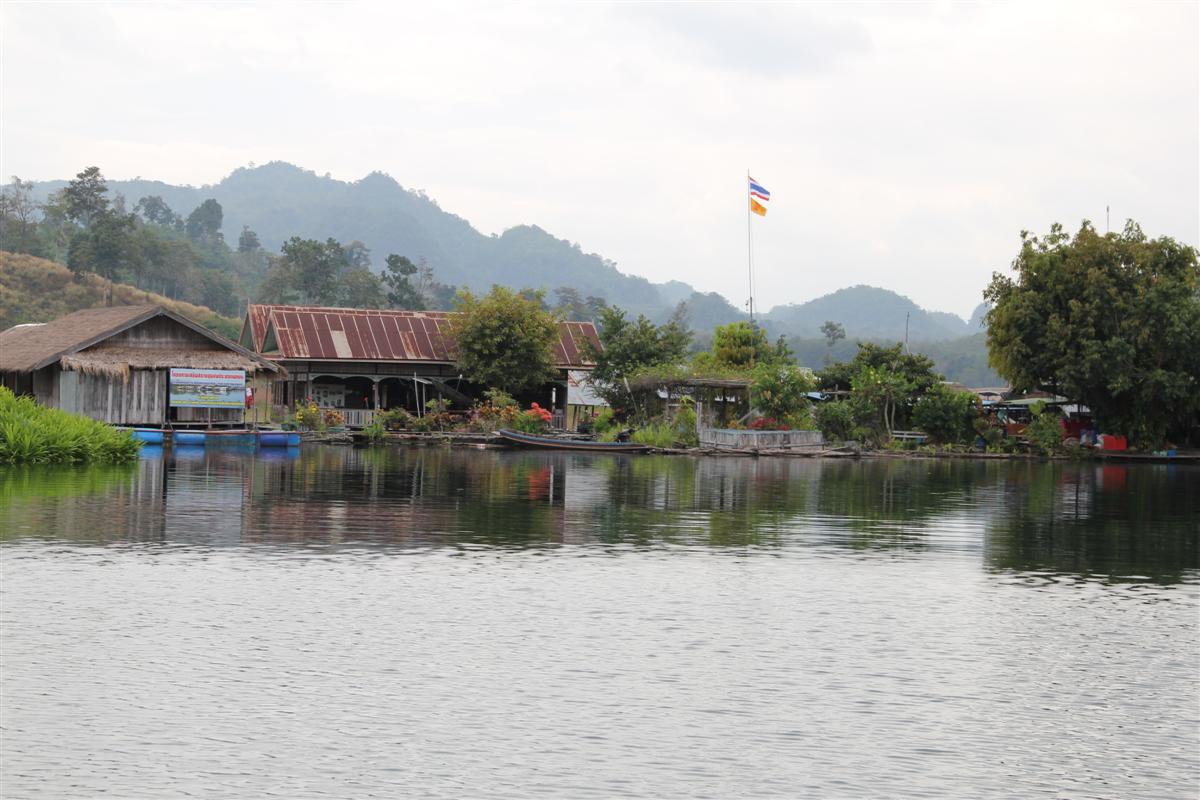 ถึงแล้วครับ แพพัก  แพมาลัย ใกล้ๆกับจุดทำโครงการ
สถานที่พักสะดวกสบาย อาหารการกินมีขาย มีบริการ ครบคร