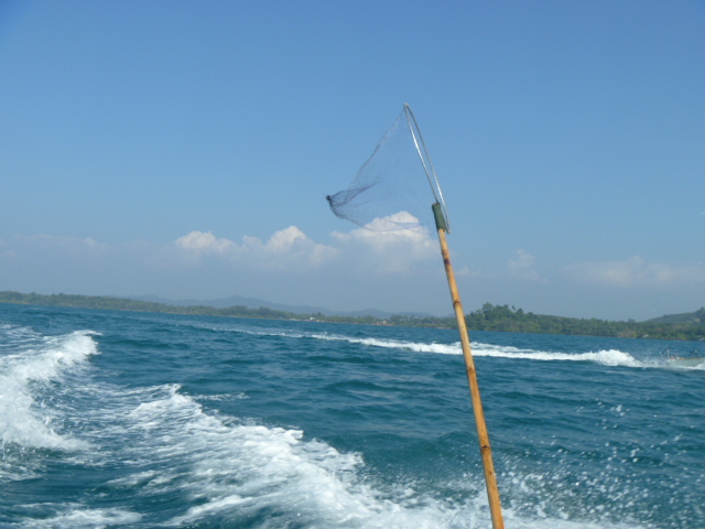 พอลงกันครบแล้วก็ออกเดินทางกันคับ
เราลงเรือกันที่เกาะช้างน้อยคับ และต้องวิ่งข้ามไปเกาะช้างคับ
