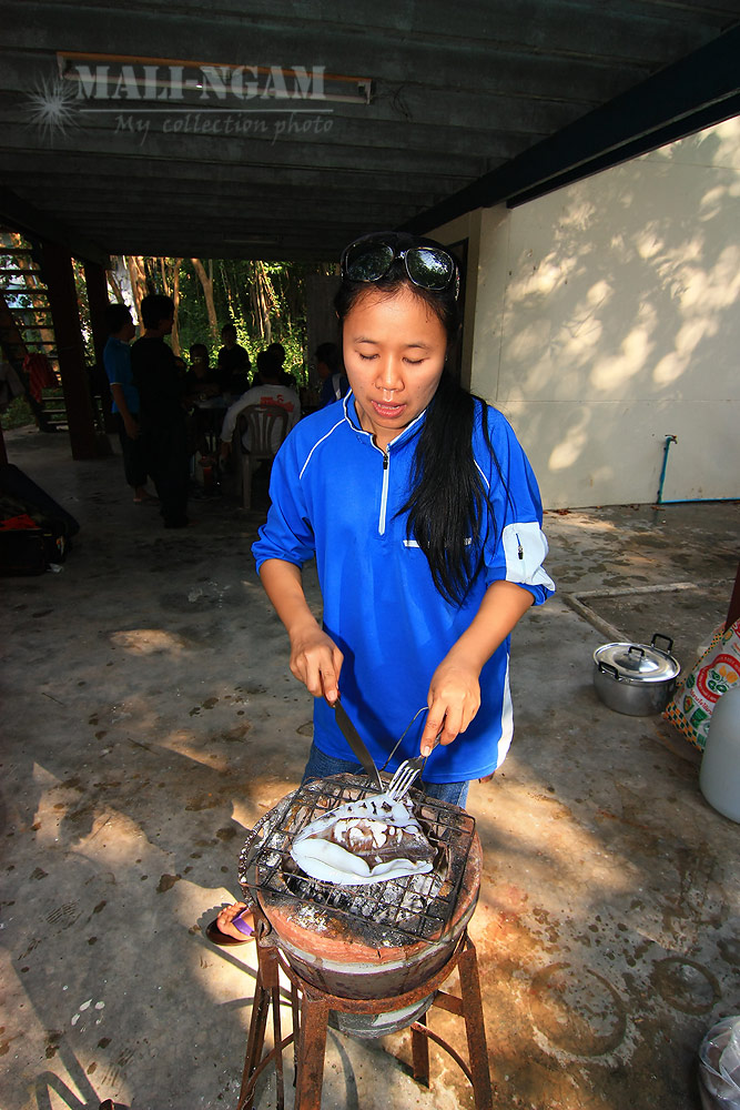 ย่าง แทบไม่ทัน   :laughing:

   ดูขนาดสิครับ  ตัวเดียวเต็มที่ย่างเลย   :umh: