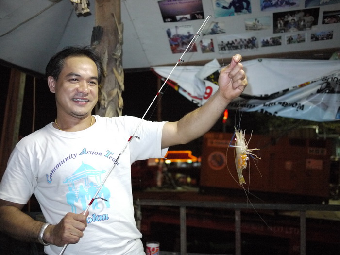 ระหว่างรอ น้าต้นก็ตกกุ้งมาได้หนึ่ง