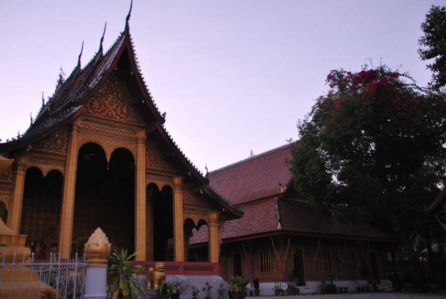 [b]เดินผ่านวัดนี้ตอนหกโมงเย็นได้ยินเสียงสวดมนต์ครับ[/b] :smile:
